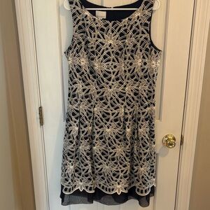 Donna Morgan size 14 navy Dress with white Lace Overlay Sleeveless mid